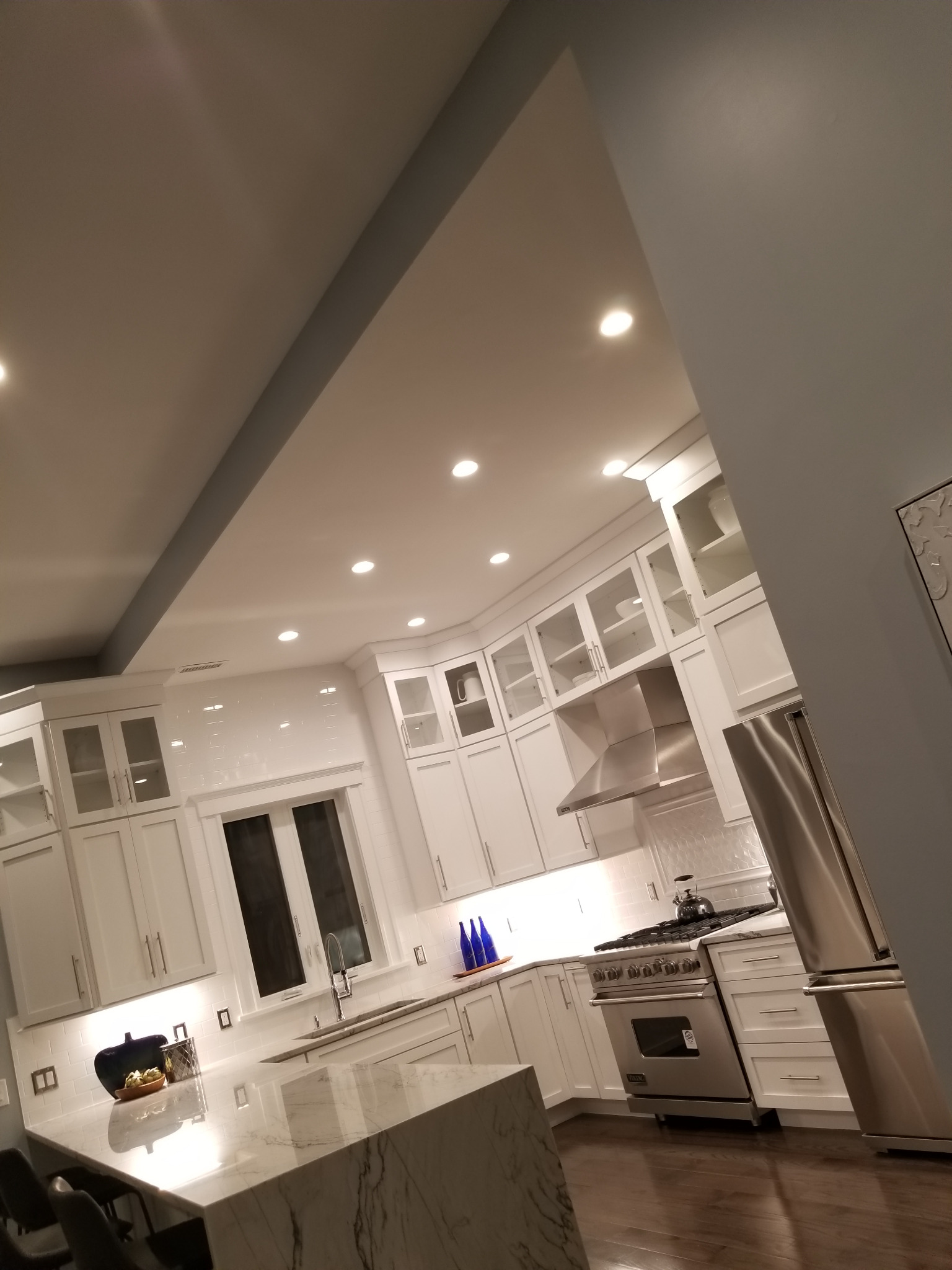 Tall kitchen with a complete recessed lighting installation